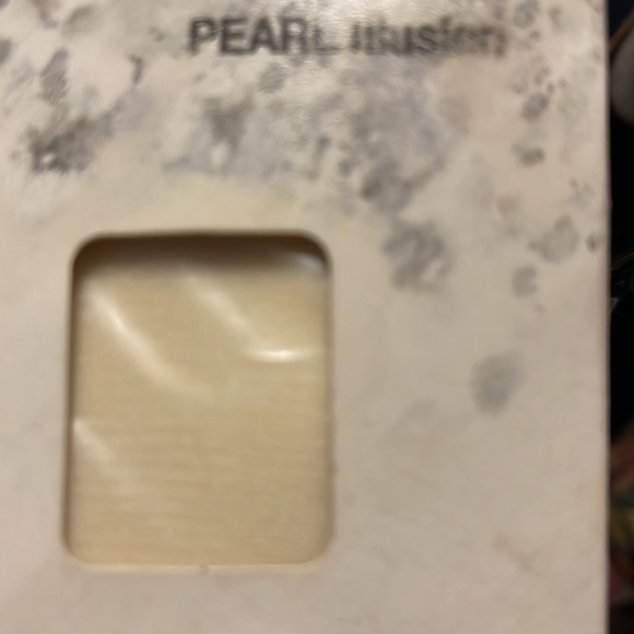 NWOT- 2 PAIRS 1 is Phantom Grey & 1 is Pearl Luster 3 X Regular Panty hose - Picture 3 of 6